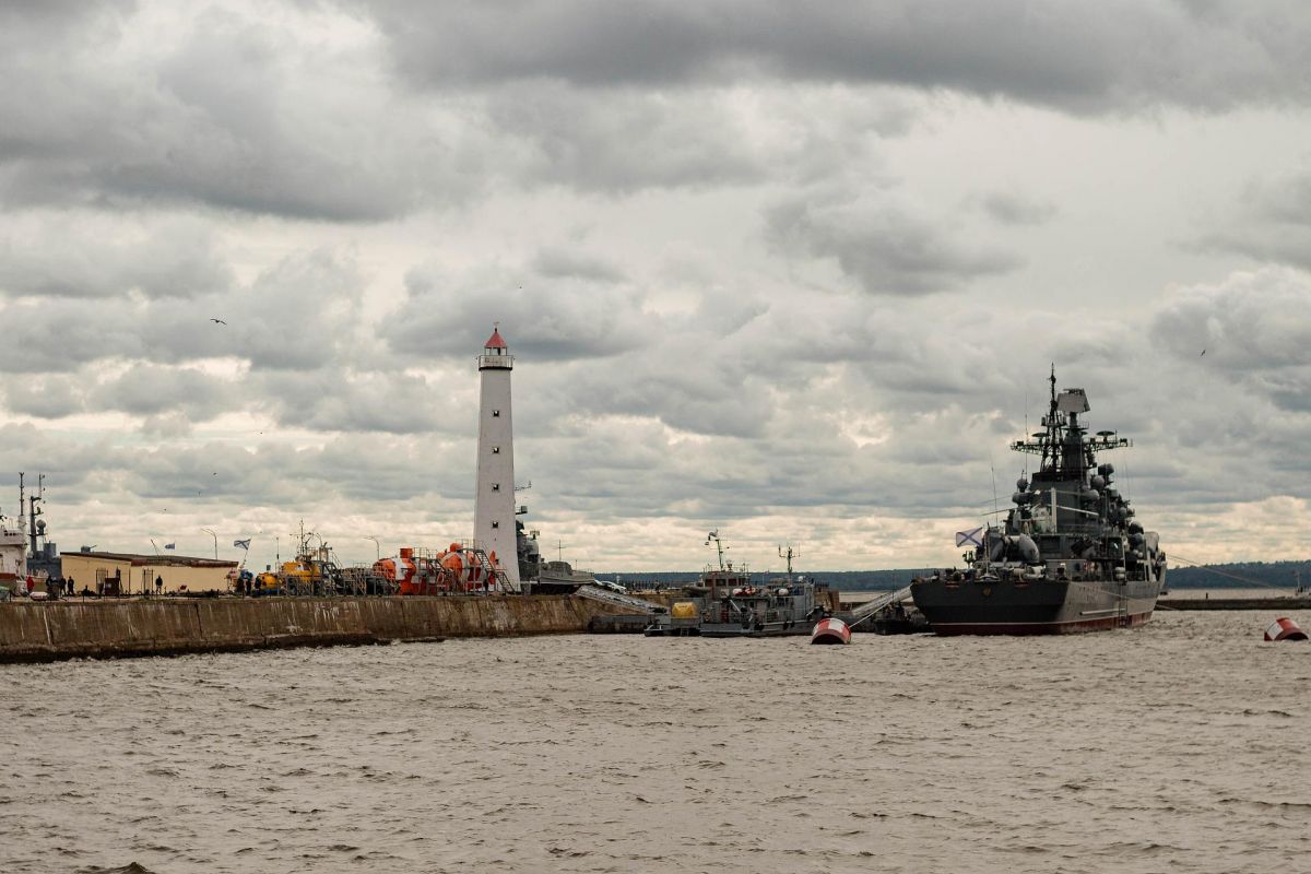 Экскурсия «Морская столица Петра: Новый Петербург». Кронштадт – Музей-макет Фортов Кронштадта. Ораниенбаум – Большой Меншиковский дворец с обедом